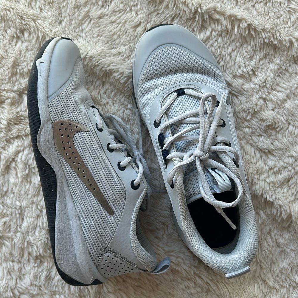 Nike multi court youth US 6.5 gray indoor court sneakers